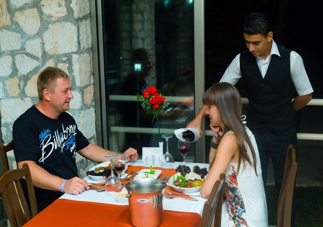 Golden Sunset Hotel&Spa Kemer Zewnętrze zdjęcie A waiter serving a couple