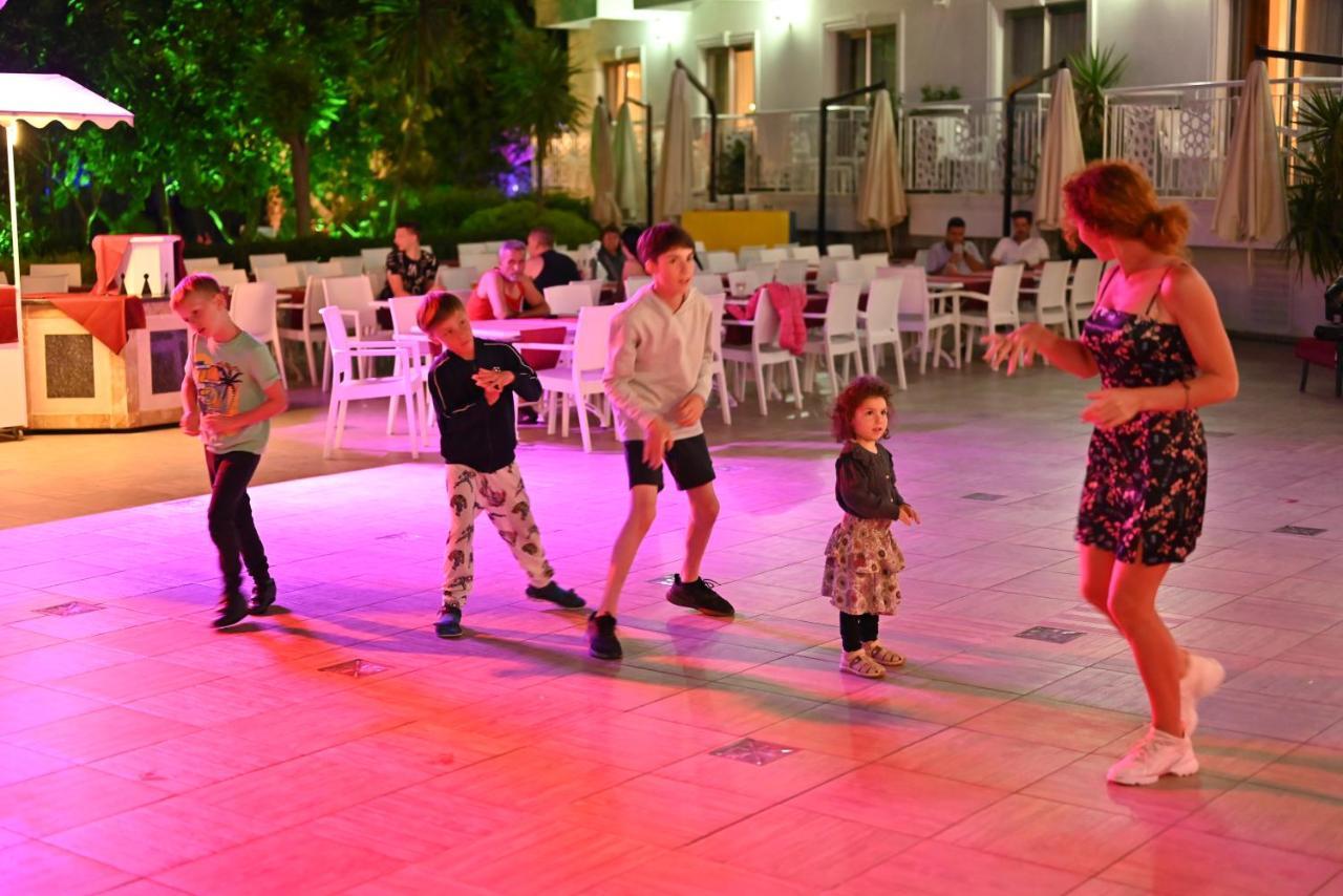 Golden Sunset Hotel&Spa Kemer Zewnętrze zdjęcie Dancing in the square