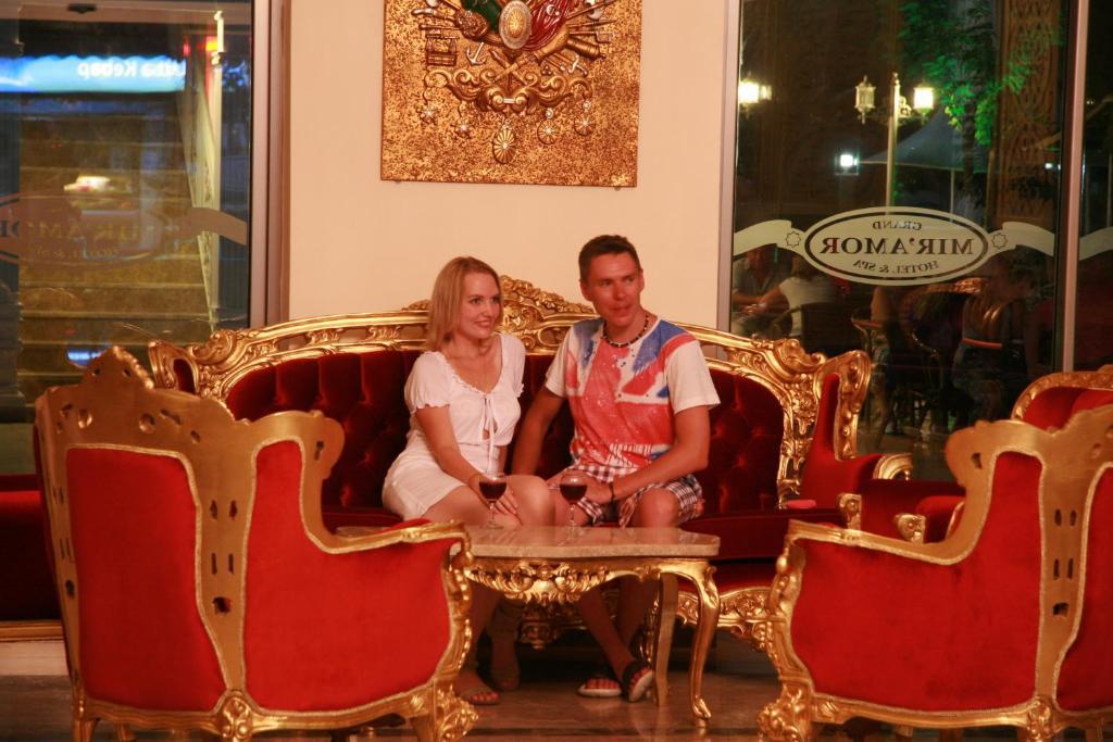 Golden Sunset Hotel&Spa Kemer Zewnętrze zdjęcie A couple at a restaurant in Pattaya, Thailand